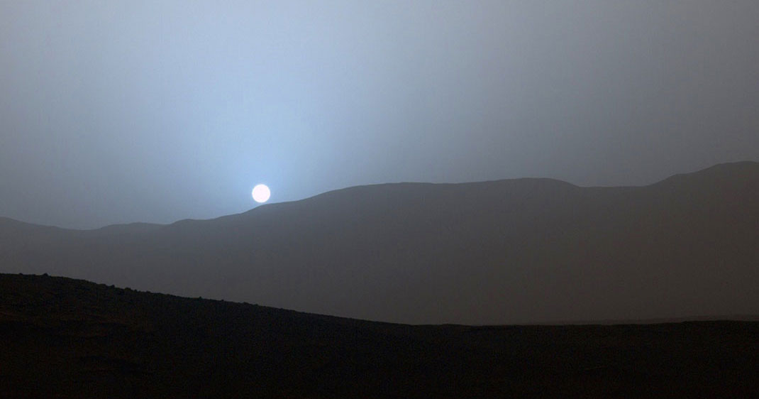 Un coucher de Soleil d’un bleu envoûtant immortalisé pendant une tempête sur Mars