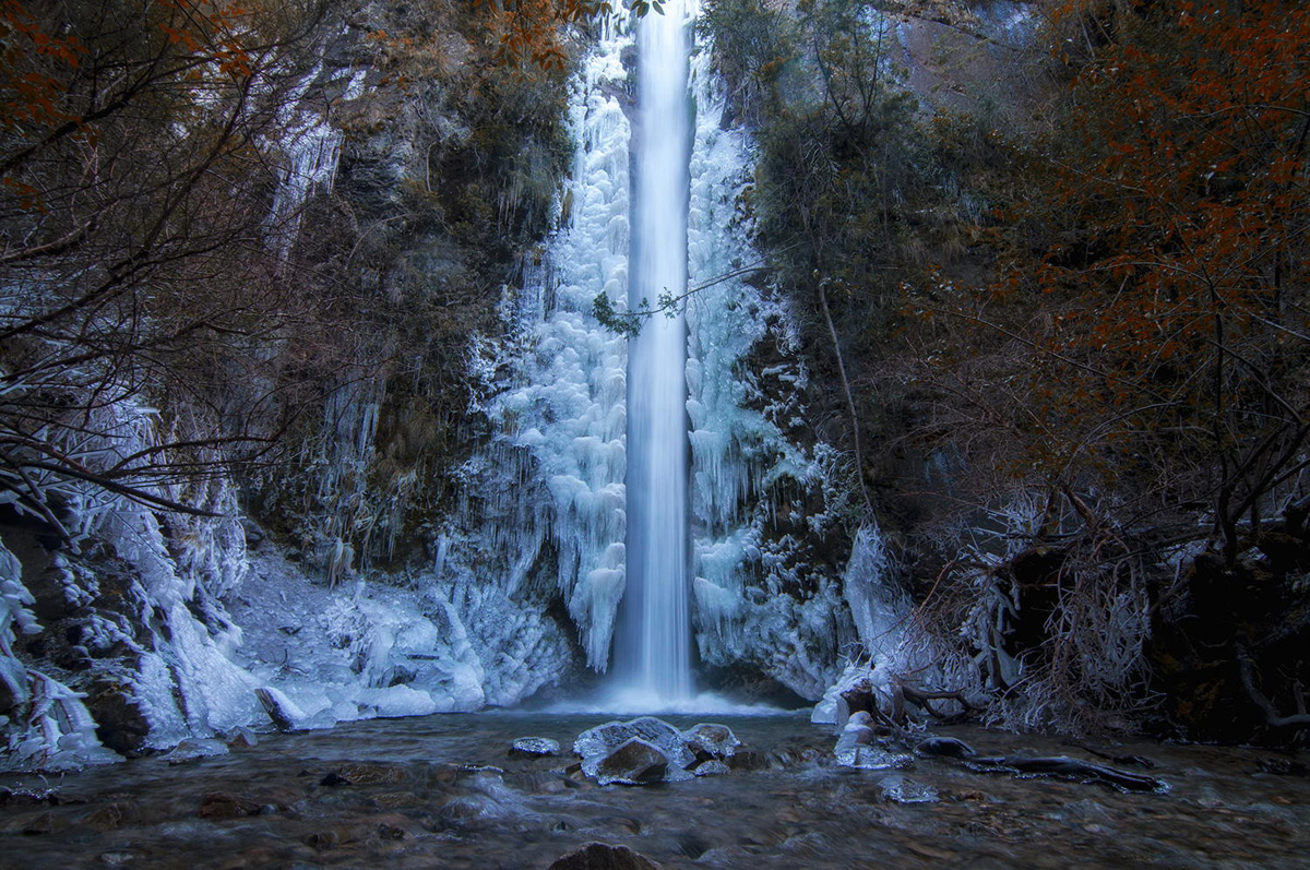 Une splendide chute d’eau gelée semble sortie tout droit d’un conte de fées