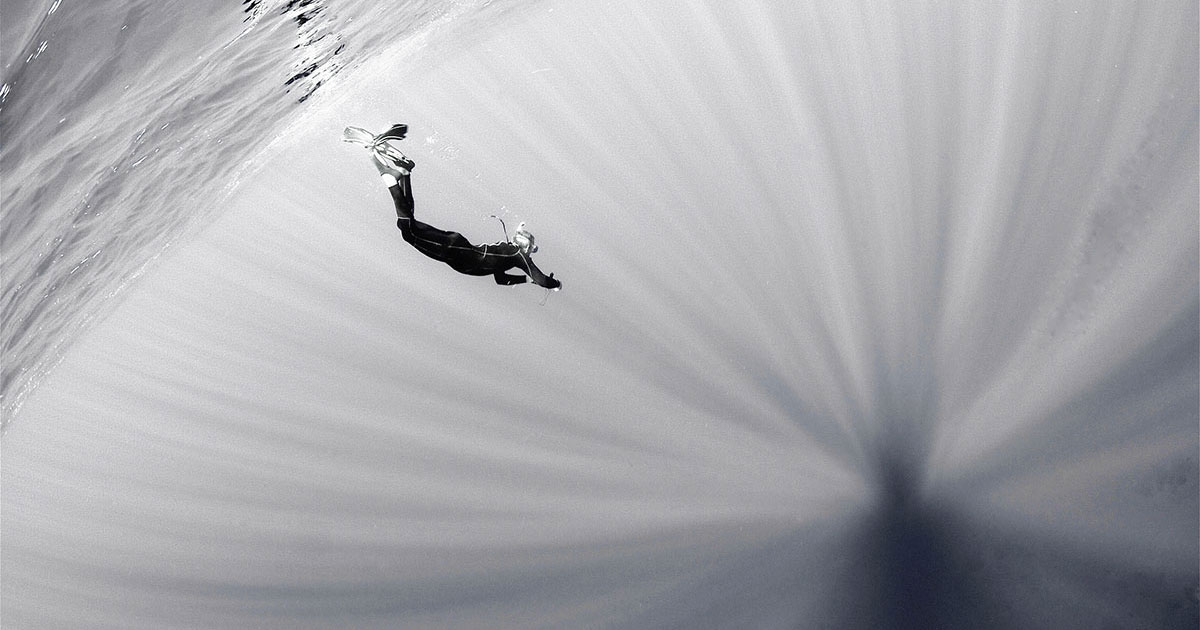 Une magnifique plongée sous-marine illuminée par un tourbillon de faisceaux lumineux