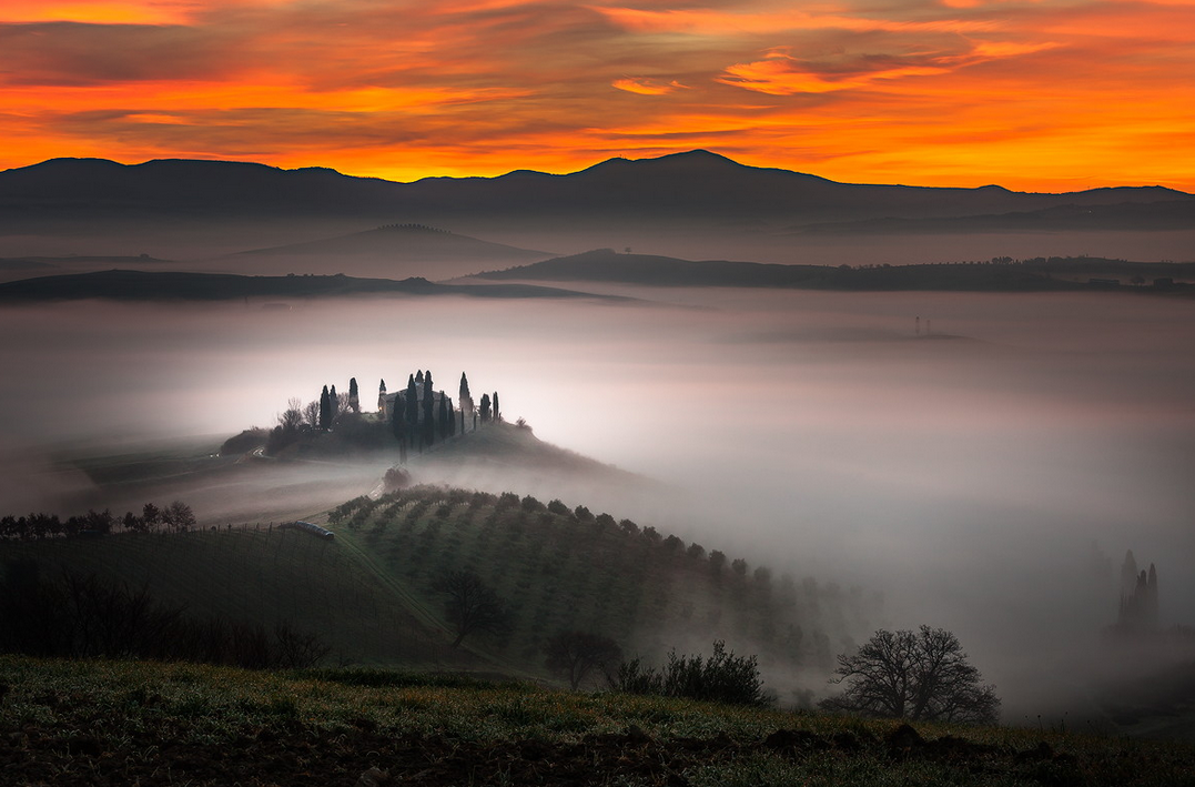 Une brume nimbée de mystère s’élève au crépuscule sur une colline toscane