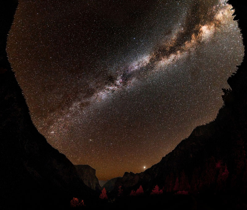 Une vision fantastique de la Voie lactée dans le ciel nocturne du parc national de Yosemite