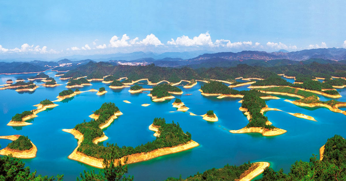 Des milliers de petits îlots éparpillés sur le bleu turquoise du lac Qiandao