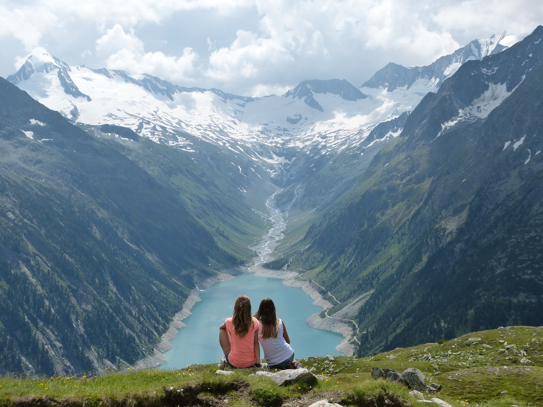 Deux jeunes filles contemplent le magnifique lac Schlegeis en Autriche