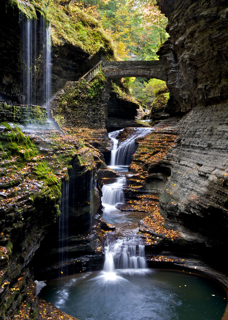 Une magnifique cascade qui s’écoule le long d’un vallon montagneux des États-Unis