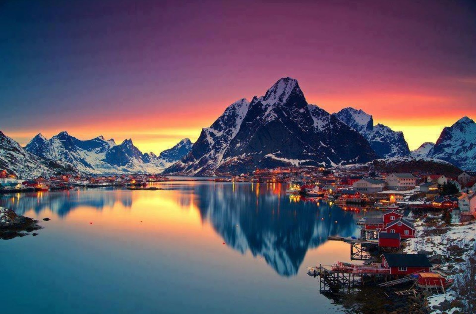 Un sublime coucher de soleil derrière les montagnes enneigées des îles Lofoten