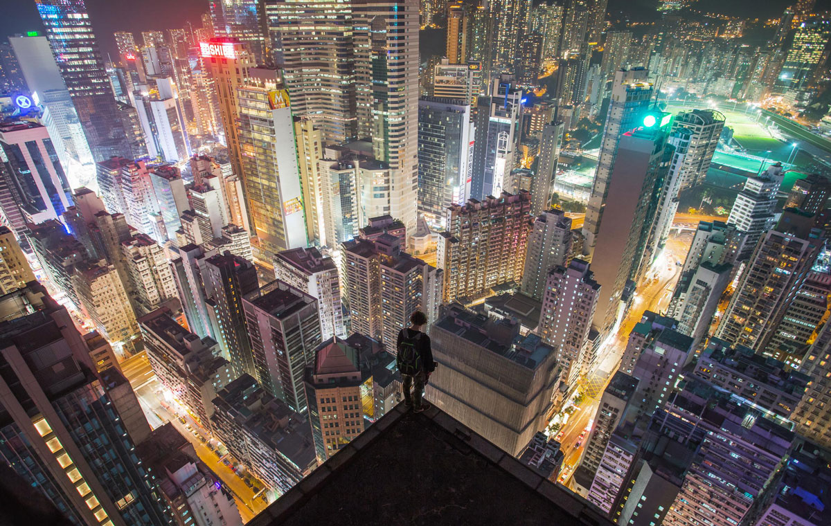 Un explorateur urbain affronte une vue vertigineuse sur la ville de Hong Kong