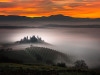 Une brume nimbée de mystère s’élève au crépuscule sur une colline toscane