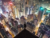 Un explorateur urbain affronte une vue vertigineuse sur la ville de Hong Kong