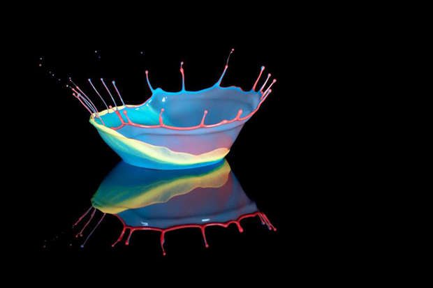 une-artiste-transforme-leau-en-sculptures-multicolores-etonnantes14