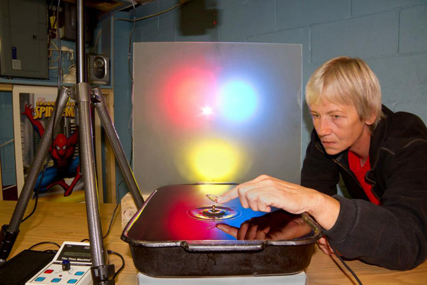 une-artiste-transforme-leau-en-sculptures-multicolores-etonnantes16