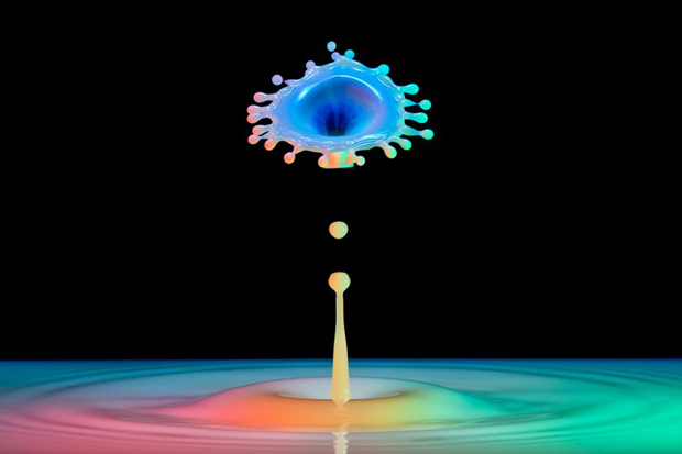 une-artiste-transforme-leau-en-sculptures-multicolores-etonnantes17