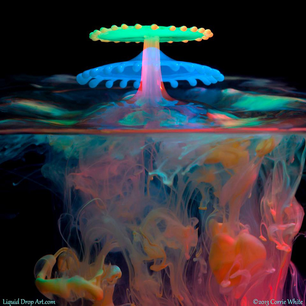 une-artiste-transforme-leau-en-sculptures-multicolores-etonnantes9