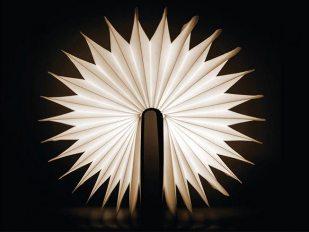 lumio-une-lumiere-transportable-qui-souvre-comme-un-livre-2