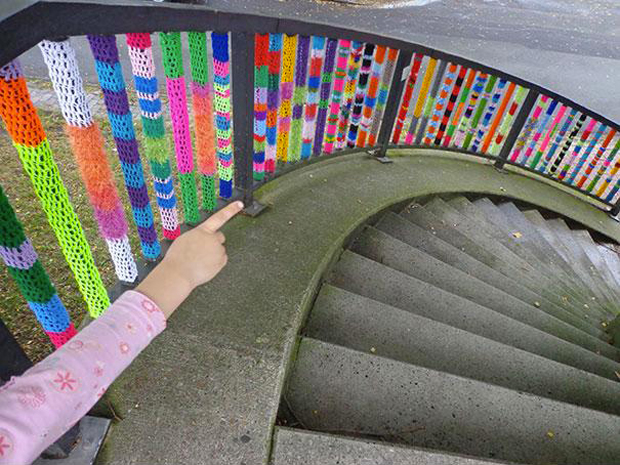 Le Yarn Bombing, nouveau phénomène d'art urbain, envahit nos rues !