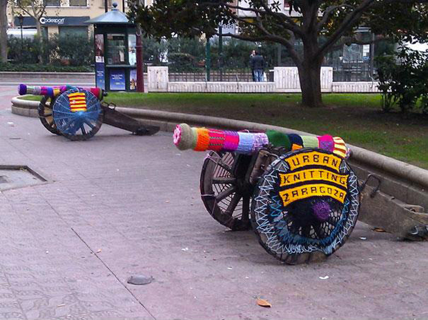 Le Yarn Bombing, nouveau phénomène d'art urbain, envahit nos rues !