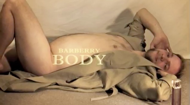 Les hommes et les femmes échangent leurs rôles dans les publicités