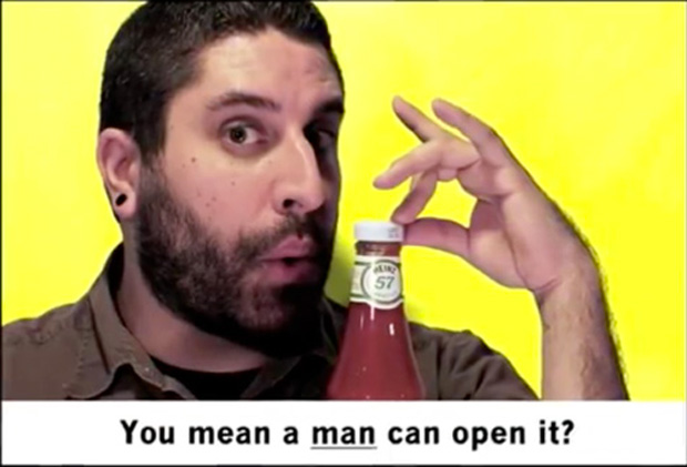 Les hommes et les femmes échangent leurs rôles dans les publicités