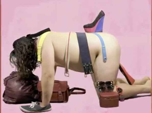 Les hommes et les femmes échangent leurs rôles dans les publicités