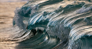 un-photographe-fige-dans-le-temps-la-beaute-epoustouflante-des-vaguesUNE