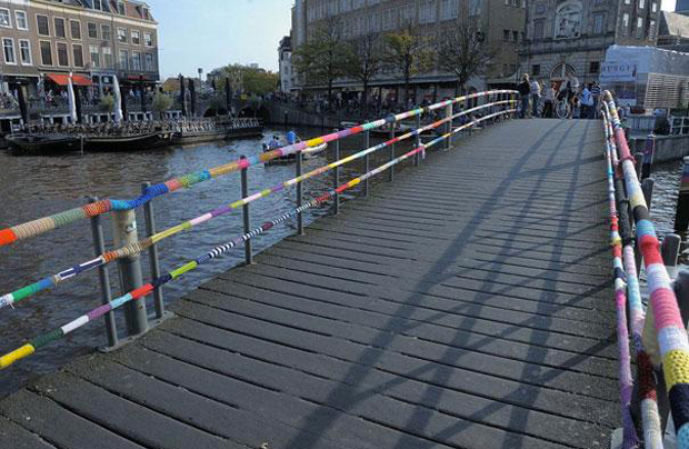 Le Yarn Bombing, nouveau phénomène d'art urbain, envahit nos rues !