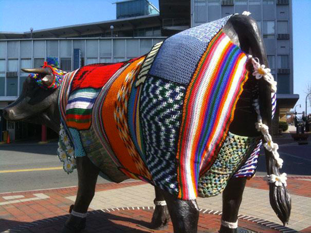 Le Yarn Bombing, nouveau phénomène d'art urbain, envahit nos rues !