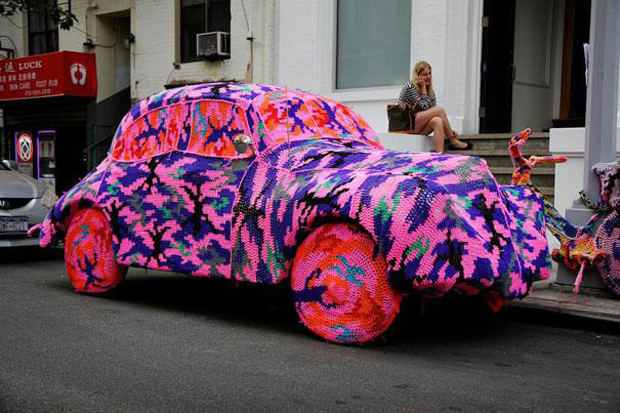 Le Yarn Bombing, nouveau phénomène d'art urbain, envahit nos rues !