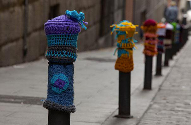 Le Yarn Bombing, nouveau phénomène d'art urbain, envahit nos rues !