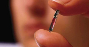 il-sinjecte-un-virus-informatique-dans-le-corps-pour-vous-mettre-en-garde-contre-ce-type-de-technologie-une