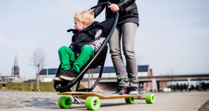 la-poussette-skateboard-qui-va-vous-faire-adorer-les-promenades-en-famille-une