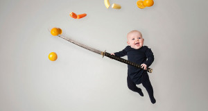 un-pere-super-creatif-met-en-scene-son-bebe-dans-des-situations-farfeluescrop