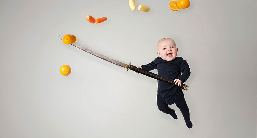 un-pere-super-creatif-met-en-scene-son-bebe-dans-des-situations-farfeluescrop