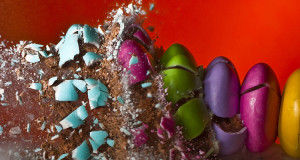 un-photographe-capture-le-moment-exact-dun-impact-et-sublime-lexplosion-des-objets-une