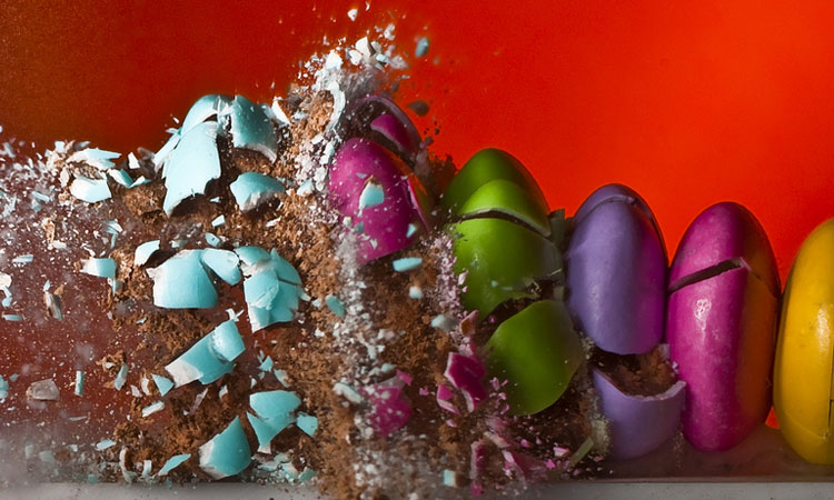 un-photographe-capture-le-moment-exact-dun-impact-et-sublime-lexplosion-des-objets-une