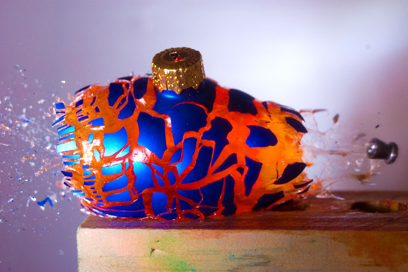 un-photographe-capture-le-moment-exact-dun-impact-et-sublime-lexplosion-des-objets1