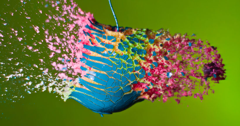 un-photographe-capture-le-moment-exact-dun-impact-et-sublime-lexplosion-des-objets16