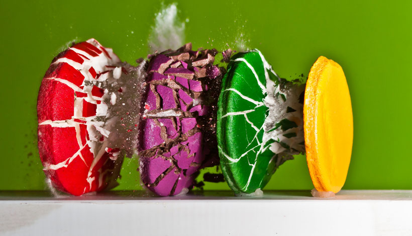 un-photographe-capture-le-moment-exact-dun-impact-et-sublime-lexplosion-des-objets17