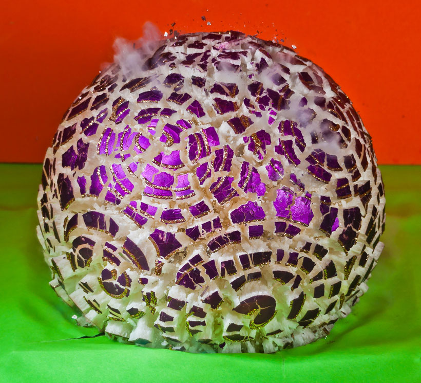 un-photographe-capture-le-moment-exact-dun-impact-et-sublime-lexplosion-des-objets22