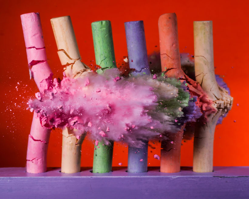 un-photographe-capture-le-moment-exact-dun-impact-et-sublime-lexplosion-des-objets30