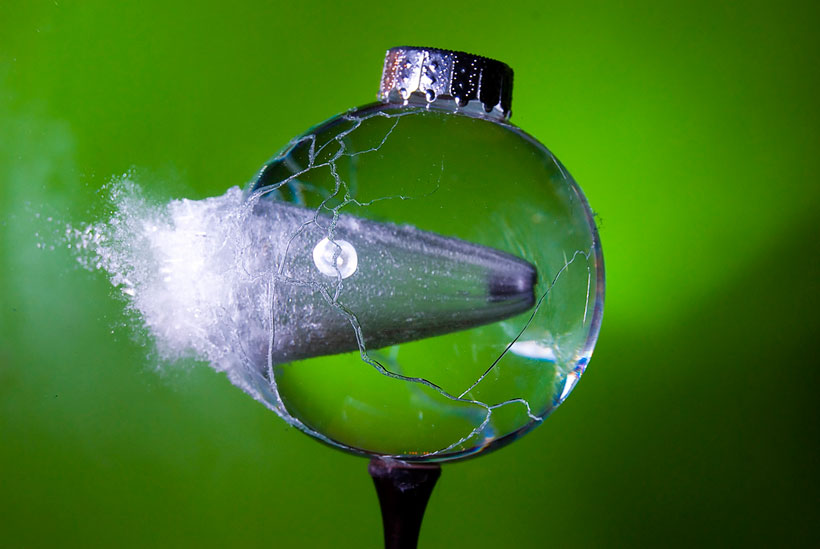 un-photographe-capture-le-moment-exact-dun-impact-et-sublime-lexplosion-des-objets5