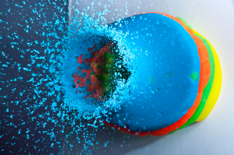 un-photographe-capture-le-moment-exact-dun-impact-et-sublime-lexplosion-des-objets9