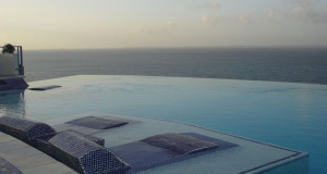 25-piscines-infinies-qui-vous-donneront-envie-de-piquer-une-tete-une