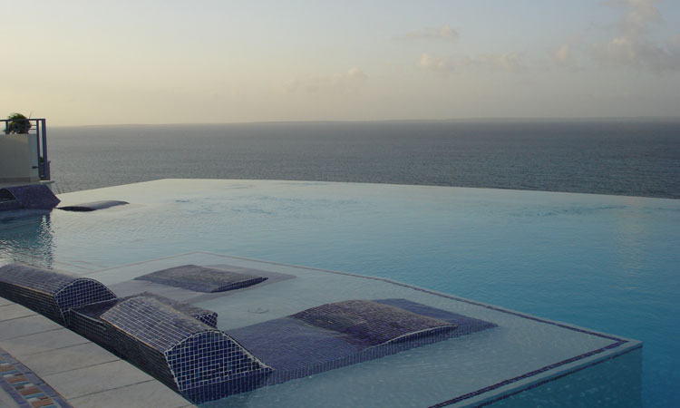 25-piscines-infinies-qui-vous-donneront-envie-de-piquer-une-tete-une