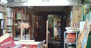 ce-train-francais-transforme-en-librairie-vous-permettra-de-feuilleter-vos-livres-dans-un-cadre-exceptionnel-une