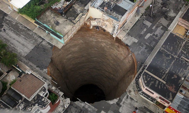 decouvrez-le-secret-derriere-la-formation-des-dolines-ces-trous-geants-qui-engloutissent-tout-sur-leur-passageUNE