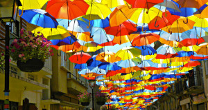 des-centaines-de-parapluies-multicolores-en-levitation-a-agueda-au-portugal13