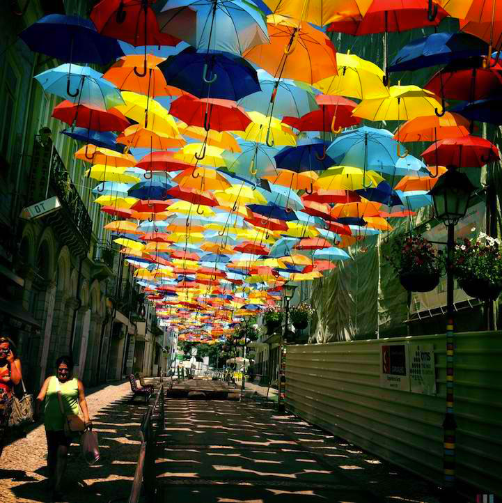 _des-centaines-de-parapluies-multicolores-en-levitation-a-agueda-au-portugal2