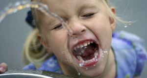 7-super-raisons-pourquoi-vous-devriez-boire-de-leau-plus-souvent-une