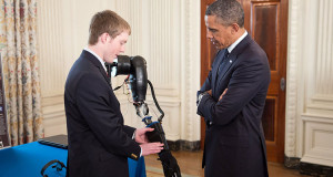 a-17-ans-il-invente-une-prothese-de-bras-120-fois-moins-couteuse-que-celles-deja-commercialisees-une