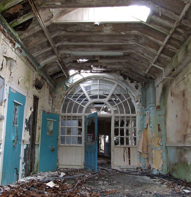 a-la-decouverte-des-asiles-abandonnes-les-plus-flippants-du-monde36