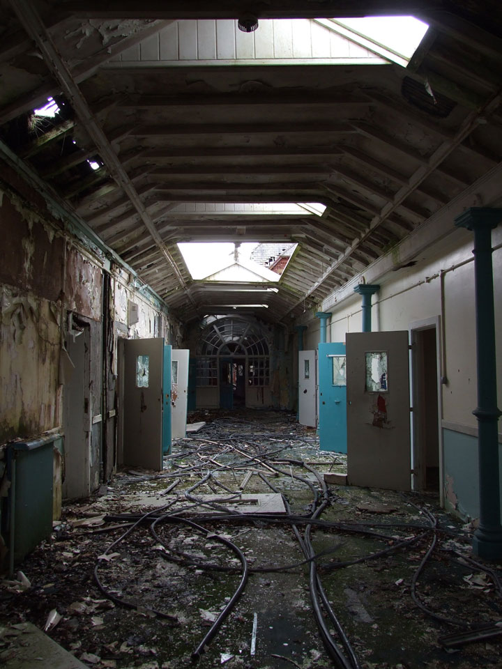 a-la-decouverte-des-asiles-abandonnes-les-plus-flippants-du-monde39